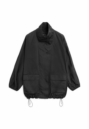 Černá lehká bunda s vysokým límcem, předními kapsami s klopou, zapínáním na knoflíky, elastickými manžetami a nastavitelnými stahovacími šňůrkami na spodním okraji.