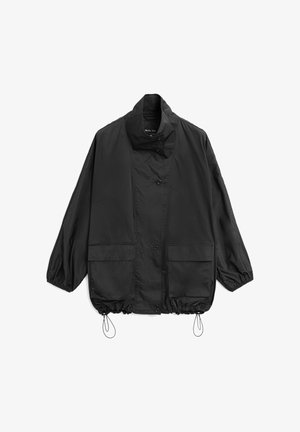 Giacca leggera nera con colletto alto, tasche frontali con patta, chiusura con bottoni, polsini elasticizzati e coulisse regolabili all'orlo.