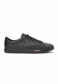 Baskets basses en cuir noir avec lacets noirs, logo Tommy Hilfiger sur le côté, et détail de bandes rouge, blanc et bleu sur la semelle.
