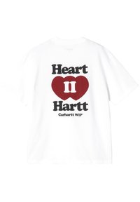 Biała koszulka z czarnym napisem "Heart" i "Hartt" wokół dwóch nałożonych na siebie czerwonych serc z "II" wewnątrz oraz napisem "Carhartt WIP" poniżej.
