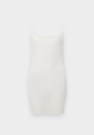 Robe blanche à rayures avec un design ajusté, fines bretelles et décolleté droit. Fabriquée en tissu doux et extensible.