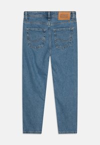 Jeans in denim blu con taglio dritto, dotati di due tasche posteriori e una toppa in pelle marrone sulla vita con il nome del marchio.