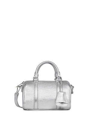 Sac à main barrel en cuir texturé argenté avec deux poignées courtes, une bandoulière amovible et une petite pochette attachée à l'avant.