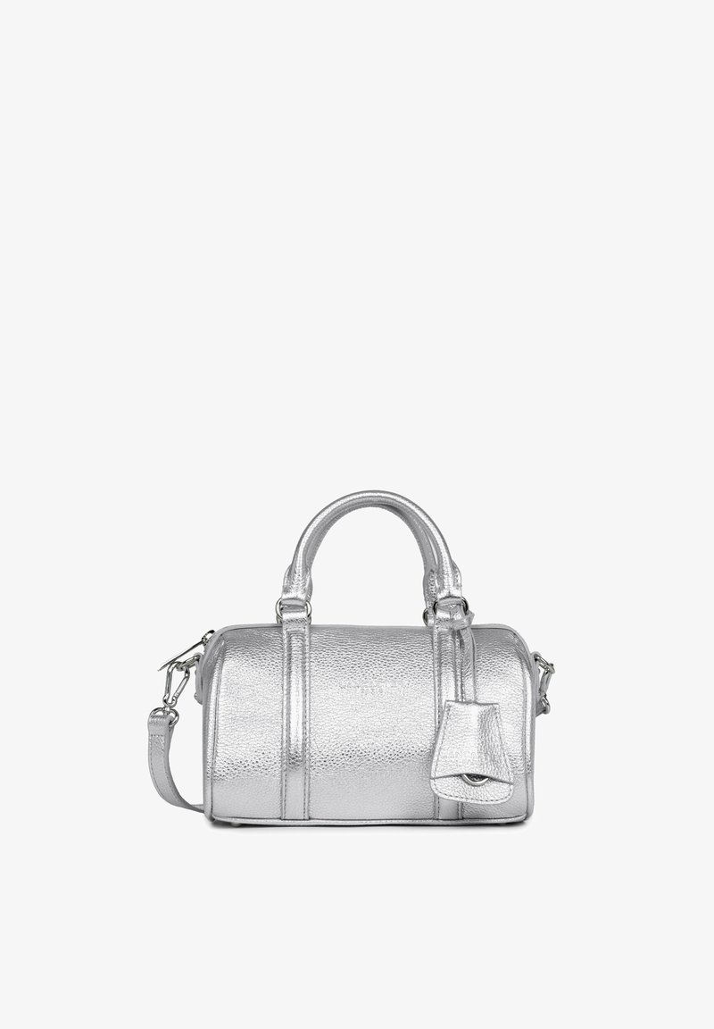 Sac à main barrel en cuir texturé argenté avec deux poignées courtes, une bandoulière amovible et une petite pochette attachée à l'avant.