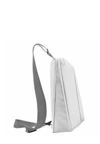 Sac à main gris de forme rectangulaire avec une surface blanche lisse. Dispose d'une bandoulière ajustable et d'une fermeture éclair sur un côté.
