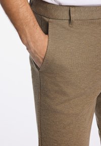 Lindbergh SUPERFLEX CROPPED  - Chino - deep sand mix