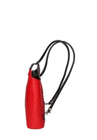 Rode leren tas met een gestructureerd oppervlak, voorzien van zwarte banden. De vorm is taps toelopend met een smalle basis en een bredere opening aan de bovenkant.