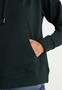 Zalando Essentials Jersey con capucha - dark green