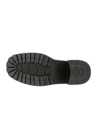 Suela de goma negra con un patrón de banda de rodadura resistente que presenta profundas ranuras y un diseño hexagonal, diseñado para ofrecer agarre y tracción.