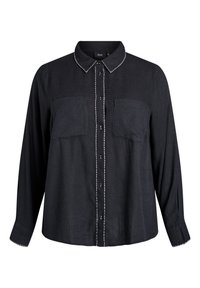 Čierna košeľa na gombíky s dlhými rukávmi a dvoma prednými vreckami. Má kontrastný biely šev na golieri a listovej časti.