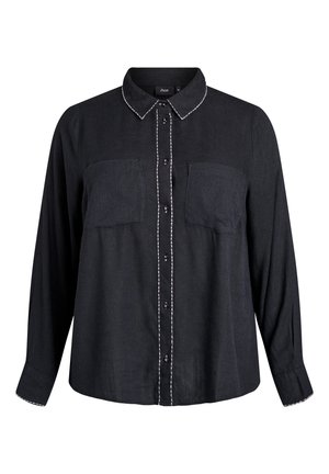 Sort skjorte med lange ærmer og to forlommer. Har kontrasterende hvid syning på kraven og knapstolpen.