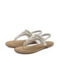 Flache Sandalen mit Perlen, beiger Sohle, silbernen Riemen und dekorativer cremefarbener Stickerei am Zehensteg. Weiche Textur und minimalistisches Design.