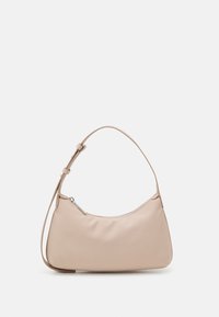 Borsa a spalla beige realizzata in materiale sintetico liscio, con una forma curva, manico regolabile e chiusura superiore con cerniera.