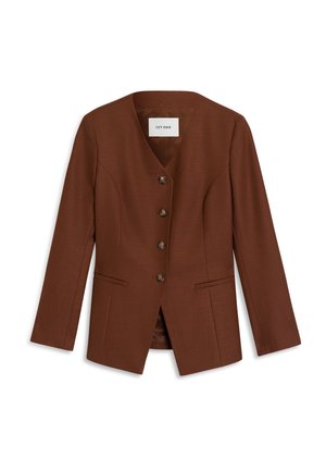 Bruine op maat gemaakte blazer met een v-hals, vijf knopen, schuin geplaatste frontzakken en een gladde textuur. De binnenvoering is zichtbaar aan de open onderkant.