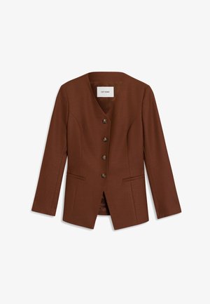 Blazer en cuir marron sur mesure avec un décolleté en V, cinq boutons, poches avant en biais et une texture lisse. La doublure interne est visible au bas ouvert.