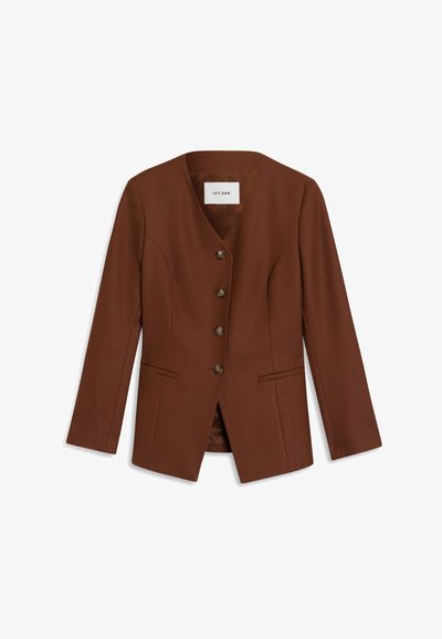Bruine op maat gemaakte blazer met een v-hals, vijf knopen, schuin geplaatste frontzakken en een gladde textuur. De binnenvoering is zichtbaar aan de open onderkant.