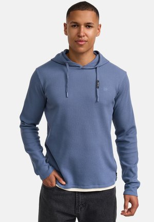 Sudadera de manga larga con capucha en tejido azul texturizado con un sutil patrón de rayas, que presenta una capucha con cordón y un acento de etiqueta en el pecho.