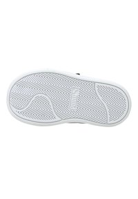 Semelle de chaussure blanche en caoutchouc avec motif en chevrons, logo en relief et texture lisse ; conçue pour l'adhérence et la durabilité.