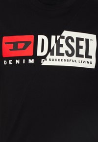 Czarny bawełniany T-shirt z czerwonym i białym logo "DIESEL" oraz tekstem "DENIM DR SUCCESSFUL LIVING", z ukośnym cięciem z przodu.