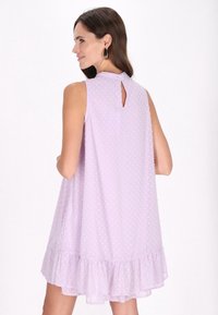 Lavendel sleeveless jurk met stippenstructuur, keyhole achterkant en gerimpelde zoom. Lichtgewicht stof en losse pasvorm.