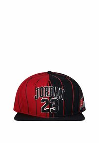 Cappellino rosso e nero con strisce verticali; presenta la scritta "JORDAN" e il numero "23" ricamati in bianco; visiera piatta; tessuto testurizzato; dettagli di design sportivo.