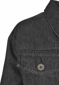 Svart denimjacka med detaljer som spetsig krage, framficka med silverknapp och textil med struktur.