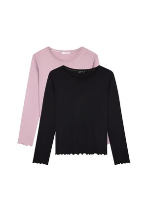 Dwie bluzki z długim rękawem: jedna jasnoróżowa, a druga czarna, obie z okrągłymi dekoltami i falbaniastymi brzegami, wykonane z miękkiego, elastycznego materiału.