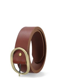 Ceinture roulée en cuir marron avec une boucle en laiton rectangulaire arrondie et une ardillon simple sur fond blanc.
