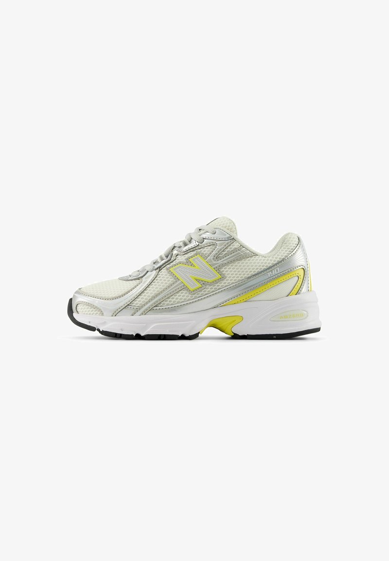 Chaussure de course blanche et argentée avec des accents jaunes, empeigne en mesh, design à lacets et semelle rembourrée avec la technologie ABZORB, vue de côté.