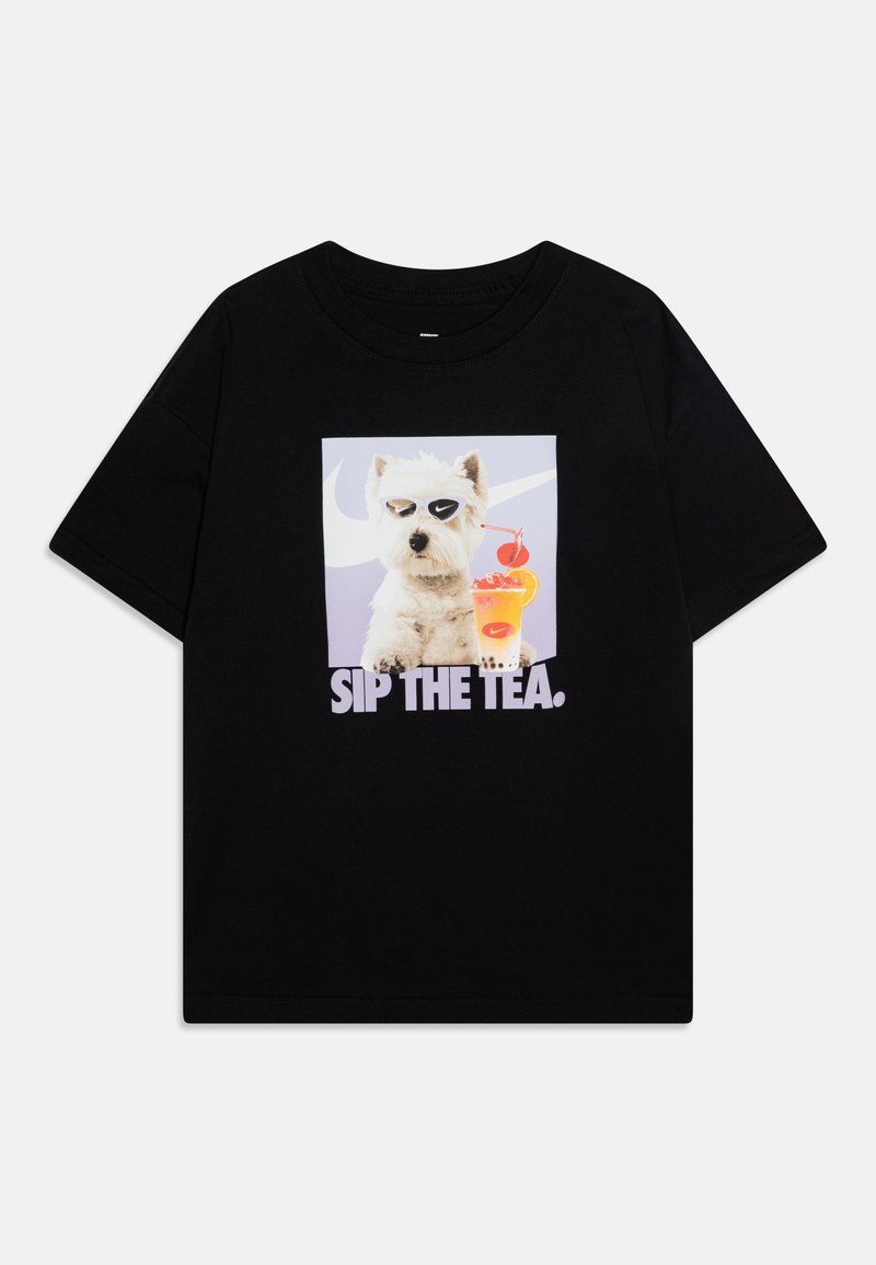 Černé tričko s krátkým rukávem se grafikou psa v brýlích s nápojem a textem "SIP THE TEA." napsaným tučnými písmeny.