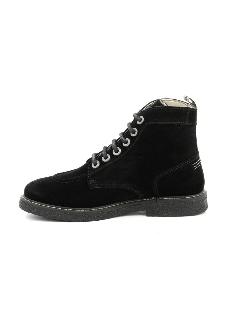 Botas de ante negras a la altura del tobillo con seis ojales metálicos, cordones grises y una suela de goma texturizada. Presenta detalles cosidos y un forro de cuero.
