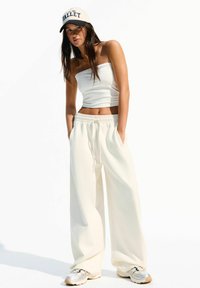 Bershka - PLUSH BARREL - Tréningruha alsók - beige Miniatűr kép 1