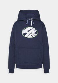 Felpa blu navy in morbido tessuto, con un grande logo bianco all'interno di un ovale verde, cappuccio con cordino e tasca frontale.