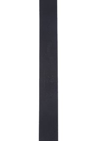Zwarte leren band, plat en langwerpig met reliëfdetails van het merk. Gladde textuur door het geheel, eenvoudig en minimalistisch ontwerp.