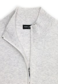 Szary sweter z wysokim kołnierzem, zamkiem błyskawicznym i ściągaczami na rękawach. Wykonany z miękkiego, teksturowanego materiału. Etykieta widoczna przy dekolcie.