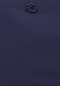 Navy tekstilveske med teksturert overflate og en hevet svart "RL" logo som accent. Designet er minimalistisk og funksjonelt.
