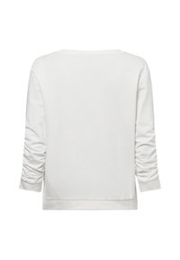 Witte lange mouwen top met een brede halslijn en geplooide details langs de mouwen, met een ontspannen pasvorm en een gladde, zachte textuur.