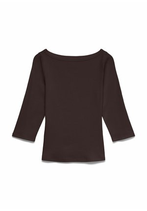 Brun bådudskåret langærmet top med lige kant og figursyet silhuet, vist mod en hvid baggrund.
