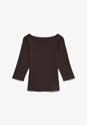 Brązowa bluzka z długim rękawem i dekoltem w łódkę, o prostym dole i dopasowanym kroju, prezentowana na białym tle.