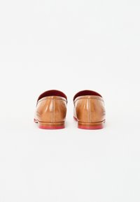 Rotelederschuhe mit glatter Oberfläche, abgerundetem Rücken und roten Sohlen. Einfaches Design mit niedrigem Profil und ohne sichtbare Verzierungen.