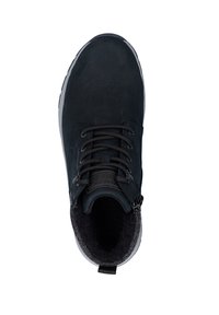 Schwarze Wildlederschuhe mit einer strukturierten grauen Innenauskleidung, schwarzen Schnürsenkeln und runder Zehenform. Die Laufsohle ist hellgrau mit einer glatten Oberfläche.