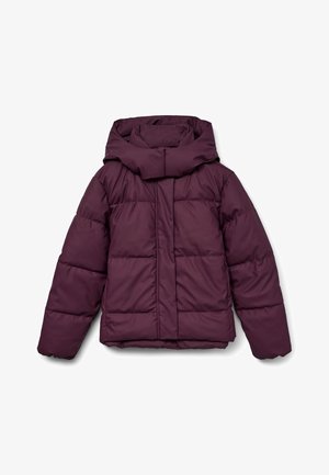 Veste matelassée bordeaux avec une grande capuche, présentant un design matelassé et des poignets élastiques. Le devant est équipé d'une fermeture éclair sur toute la longueur et de panneaux latéraux.