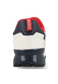 Sneaker mit einer weißen Lederoberfläche und einer navyfarbigen Gummisohle, roten Akzenten und einem "LOVERS"-Tag an der Ferse. Abgerundete Form mit strukturierter Oberfläche.