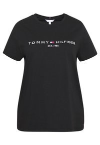 Zwarte katoenen t-shirt met een ronde hals en korte mouwen. De voorkant toont "TOMMY HILFIGER EST. 1985" in witte en rode tekst.
