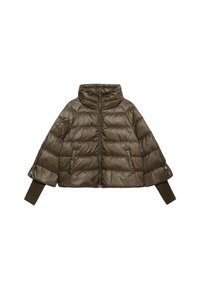 Chaqueta de plumas marrón con un alto cuello, cierre con cremallera y puños acanalados. Presenta un diseño acolchado y bolsillos frontales. Textura suave.