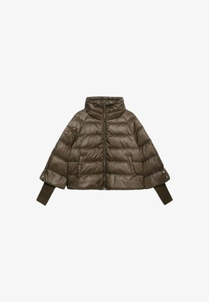 Bruine pufferjas met een hoge kraag, ritssluiting en geribde manchetten. Voorzien van een doorgestikt ontwerp en voorzakken. Voelt soepel aan.
