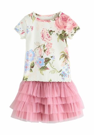 Abito floreale con parte superiore bianca a coste, decorato con fiori rosa e blu, abbinato a una gonna in tulle rosa a strati. Maniche corte, orlo ondulato.