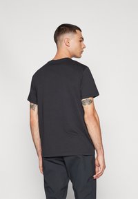 Peak Performance EXPLORE GRAPHIC TEE - T-shirts print - black