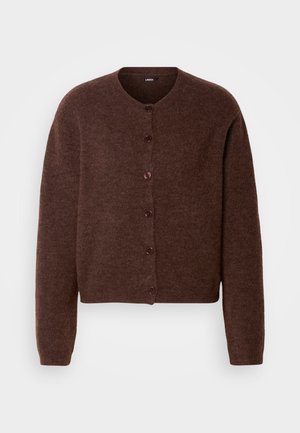 Brązowy kardigan wykonany z miękkiego materiału, z okrągłym dekoltem, długimi rękawami i pięcioma guzikami z przodu o teksturowanym wykończeniu.