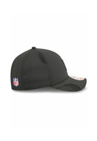 Schwarze Baseballmütze mit gebogenem Schirm, atmungsaktiven Mesh-Akzenten und einem NFL-Logopatch an der Seite. Aus strapazierfähigem Stoff gefertigt.